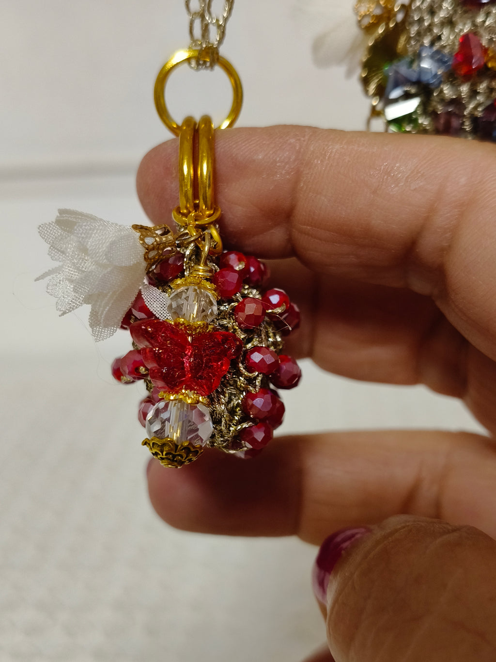 Collana con Ciondolo Borsetta Artigianale – Cristalli Rossi e Oro