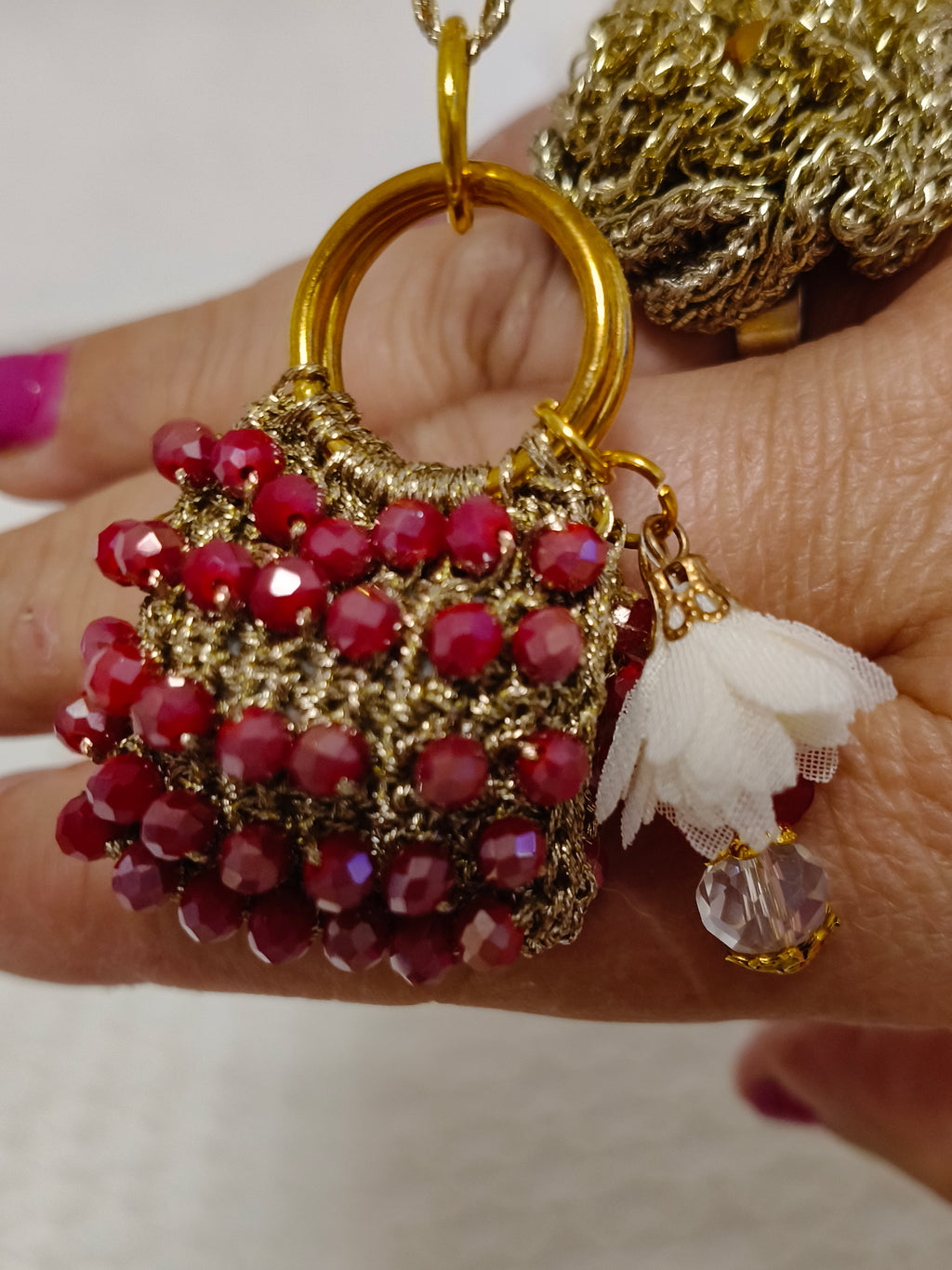 Collana con Ciondolo Borsetta Artigianale – Cristalli Rossi e Oro