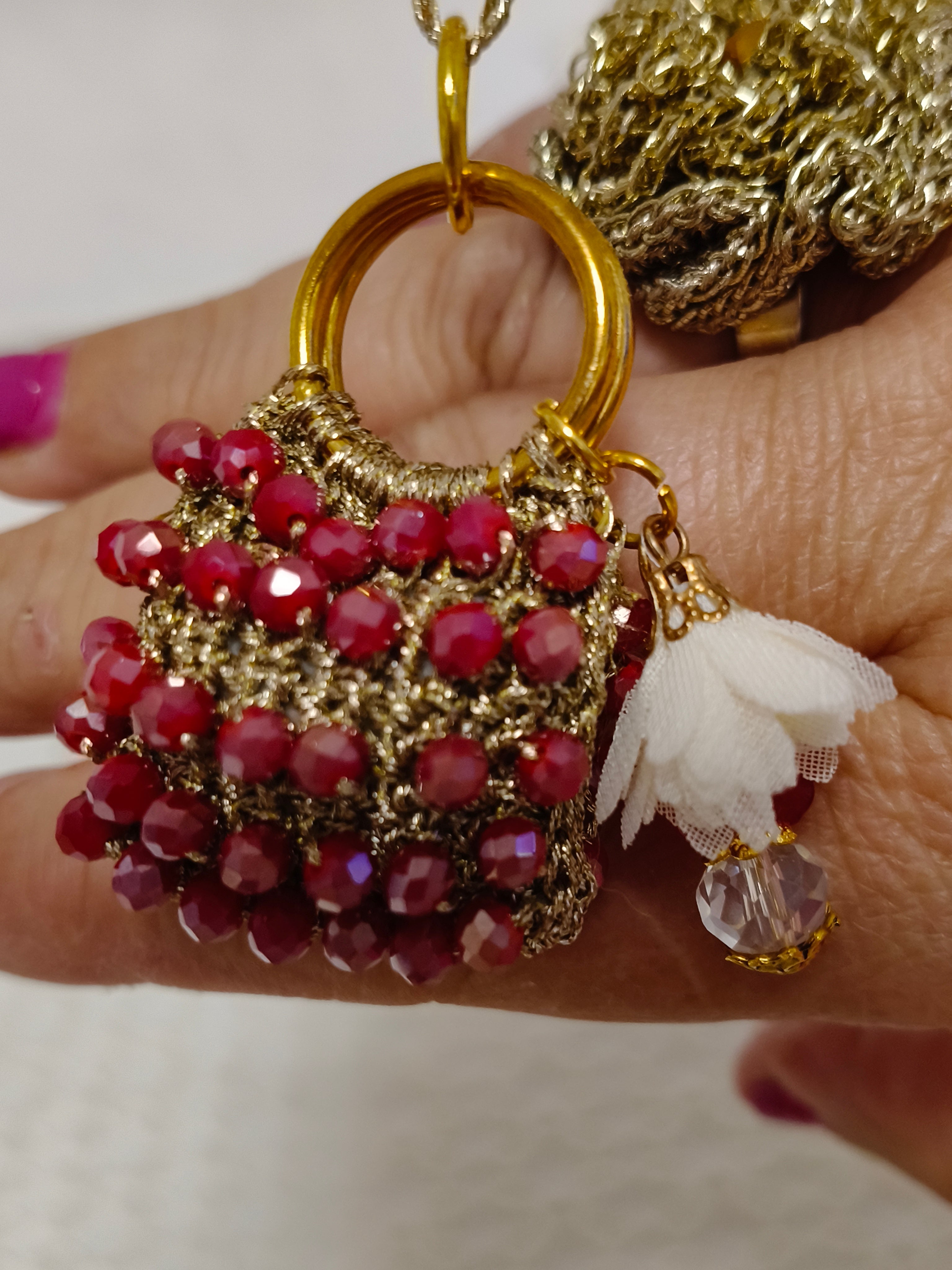 Collana con Ciondolo Borsetta Artigianale – Cristalli Rossi e Oro