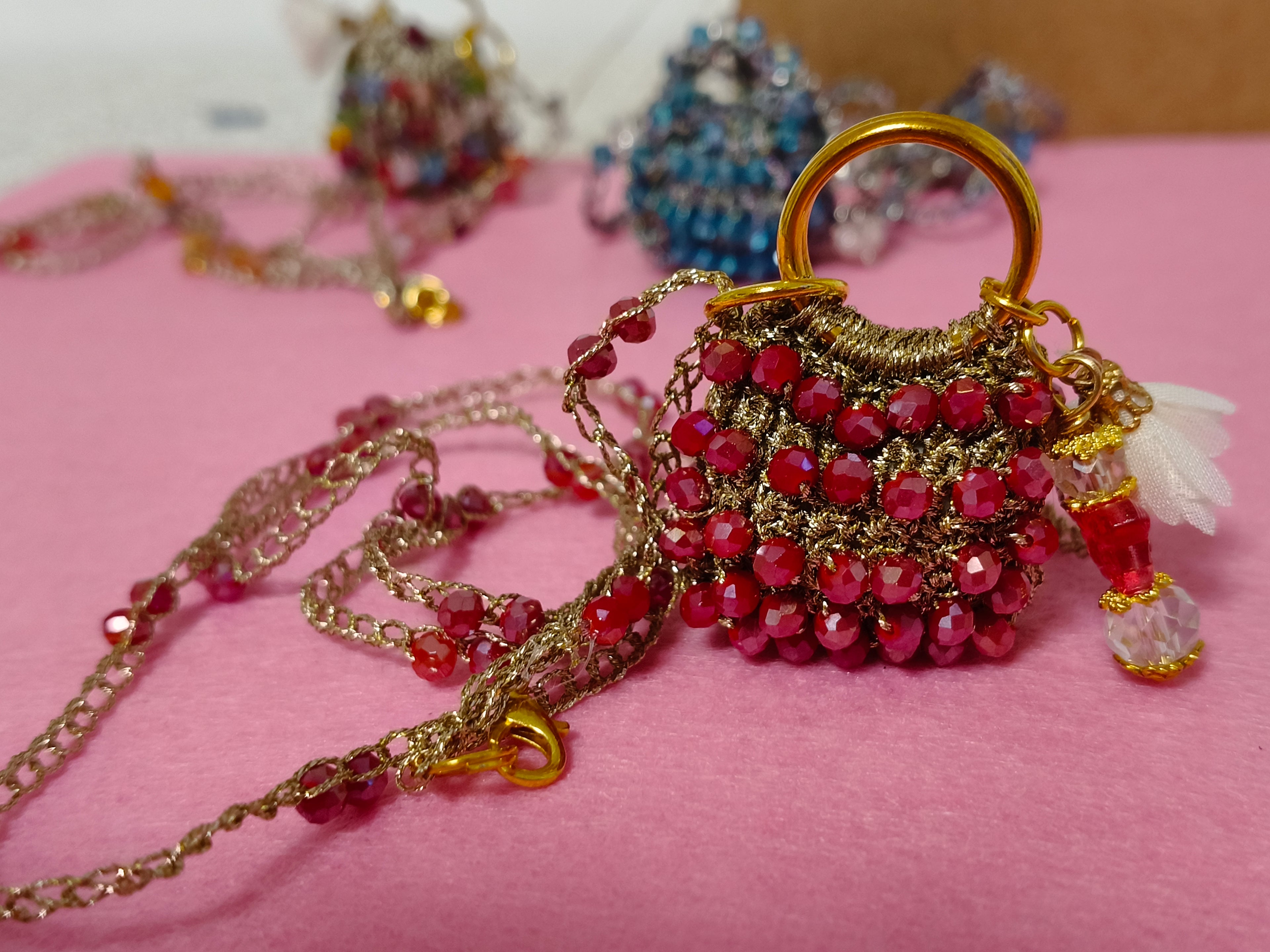 Collana con Ciondolo Borsetta Artigianale – Cristalli Rossi e Oro